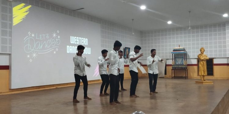 கல்லூரியில் மாணவர்களின் கலைக்கூடல் நிகழ்ச்சி