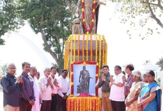 இளங்கோவடிகளின் திருவுருவச் சிலைக்கு மலர் தூவி மரியாதை