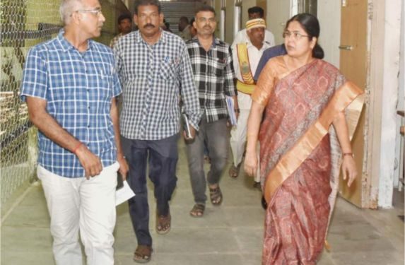 மாவட்ட ஆட்சித்தலைர் கல்லூரியில் ஆய்வு