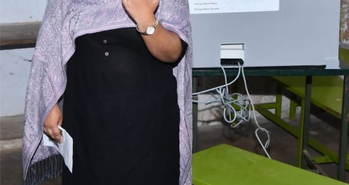 மாவட்ட ஆட்சியர் வாக்களிப்பு