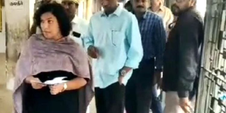 மாவட்ட ஆட்சியர் வாக்கு செலுத்த வந்துள்ளார்