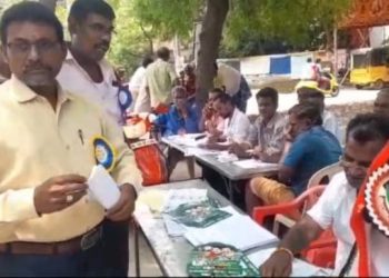 வாக்குப்பதிவு மையங்களில் திமுக நிர்வாகிகள் ஆய்வு