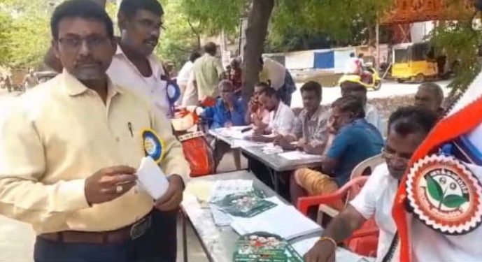 வாக்குப்பதிவு மையங்களில் திமுக நிர்வாகிகள் ஆய்வு