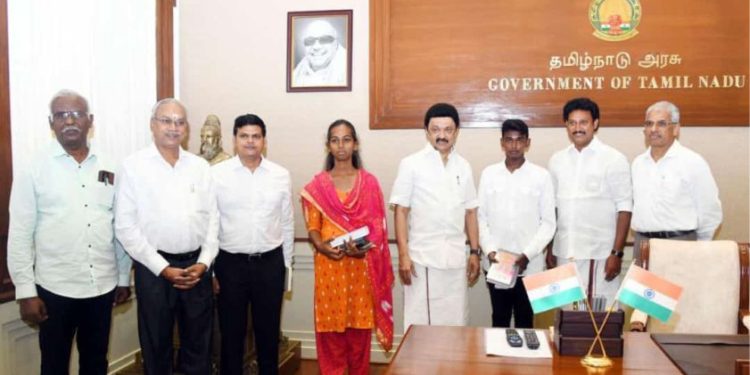 +2 பொதுத் தேர்வில் சாதனை