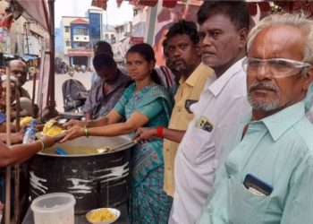 அதிமுக சார்பில் அன்னதானம்