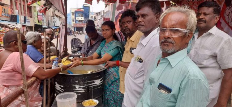 அதிமுக சார்பில் அன்னதானம்