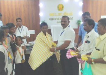 சிலம்பப் போட்டியில் மாணவர்கள்