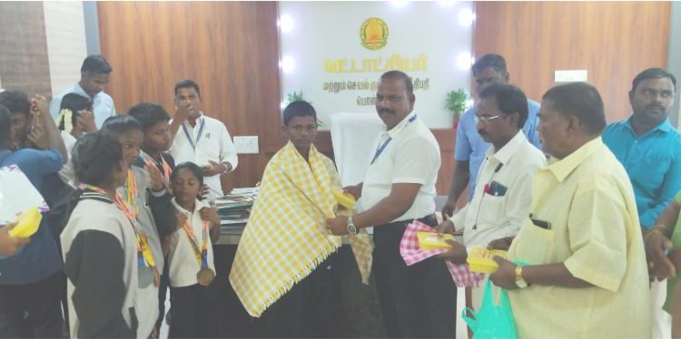 சிலம்பப் போட்டியில் மாணவர்கள்