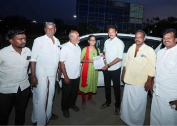 பள்ளியில் முதலிடம் பிடித்த மாணவி