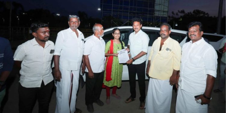 பள்ளியில் முதலிடம் பிடித்த மாணவி