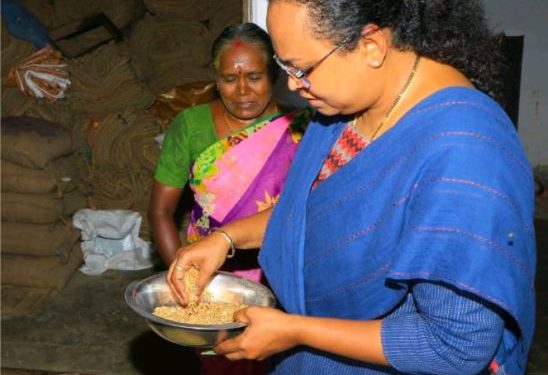 நியாய விலைக் கடையை ஆய்வு செய்த ஆட்சியர்