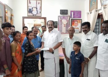 மாணவிக்கு அமைச்சர் பாராட்டு