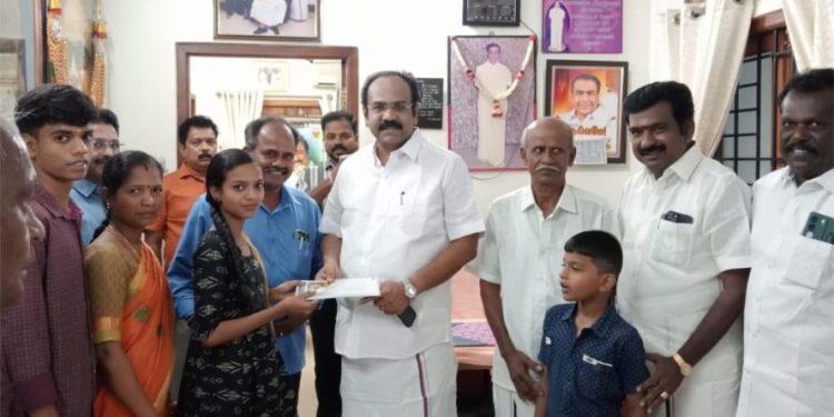 மாணவிக்கு அமைச்சர் பாராட்டு