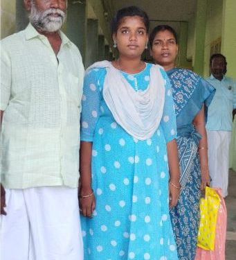 மாணவிக்கு கல்வி கட்டணம் செலுத்திய சமூக ஆர்வலர்