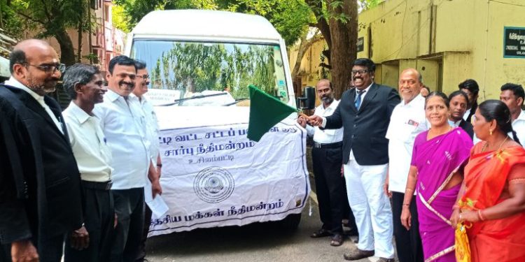 வாகனத்தை கொடியசைத்து தொடங்கி வைத்த நீதிபதி