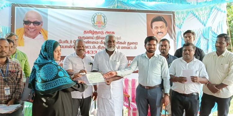 நலத்திட்ட உதவிகளை வழங்கிய சட்டமன்ற உறுப்பினர்