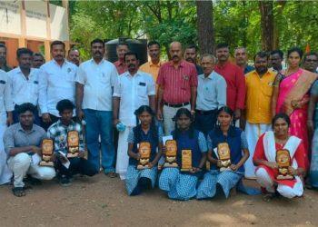 முன்னாள் மாணவர்கள் சங்கம் நடத்திய பரிசளிப்பு விழா