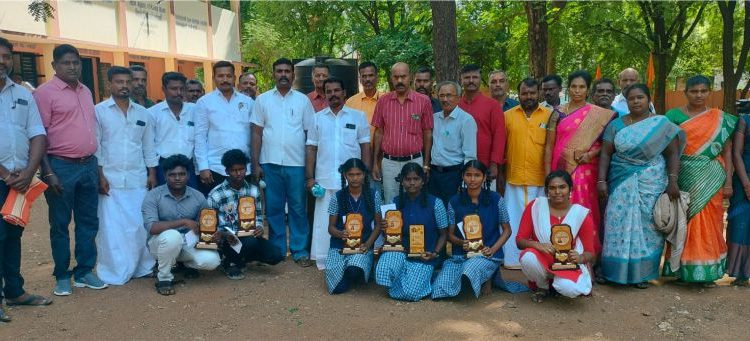 முன்னாள் மாணவர்கள் சங்கம் நடத்திய பரிசளிப்பு விழா