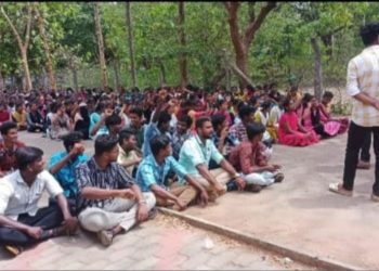 அரசு கலைக் கல்லூரி மாணவர்கள் ஆர்ப்பாட்டம்