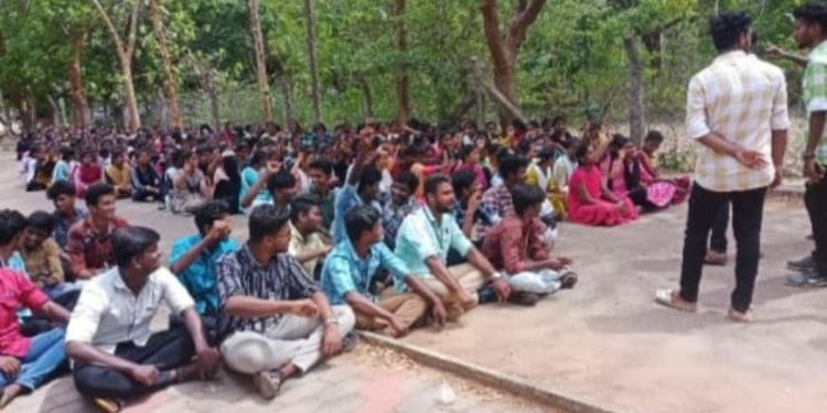 அரசு கலைக் கல்லூரி மாணவர்கள் ஆர்ப்பாட்டம்