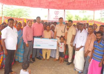 ஜோய் ஆலுக்காஸ் பவுண்டேஷன் சார்பாக  காசோலை