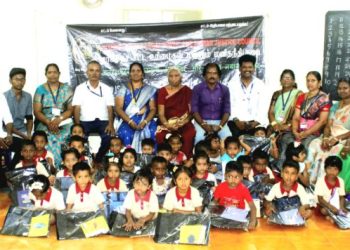 அரசுப் பள்ளியில் கல்வி உபகரணங்கள் வழங்கும் விழா