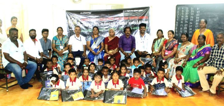 அரசுப் பள்ளியில் கல்வி உபகரணங்கள் வழங்கும் விழா