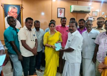 வீடு  கட்டுவதற்கான  ஆணையினை வழங்கிய   சட்டமன்ற உறுப்பினர்