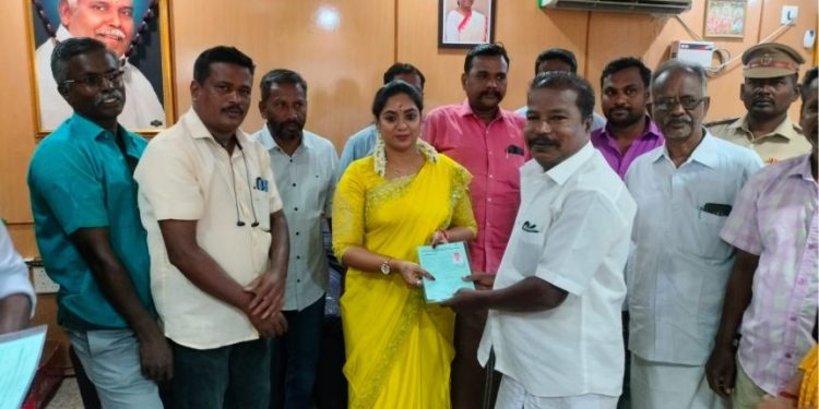 வீடு  கட்டுவதற்கான  ஆணையினை வழங்கிய   சட்டமன்ற உறுப்பினர்