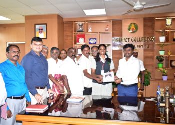 பேச்சுப்போட்டியில் முதல் பரிசை வென்ற மாணவி