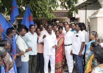 இலவச வீட்டு மனை பட்டா வழங்கிட  கிராம மக்கள் போராட்டம்