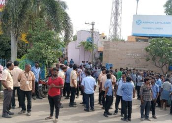 தொழிலாளர்கள் திடீர் வேலை நிறுத்த போராட்டம்