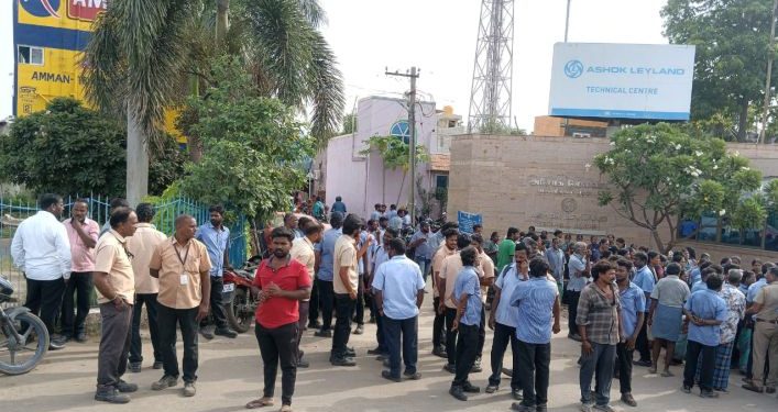 தொழிலாளர்கள் திடீர் வேலை நிறுத்த போராட்டம்