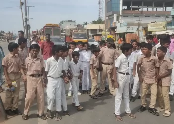 பள்ளி மாணவர்கள் வகுப்புகளை புறக்கணித்து சாலை மறியல் போராட்டம்.
