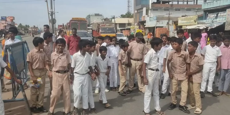 பள்ளி மாணவர்கள் வகுப்புகளை புறக்கணித்து சாலை மறியல் போராட்டம்.
