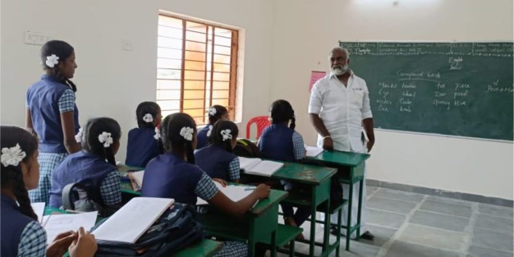 பள்ளியில் ஆய்வு செய்த சட்டமன்ற உறுப்பினர்