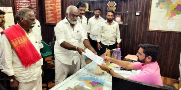 சார் ஆட்சியரிடம் சட்டமன்ற உறுப்பினர் மனு