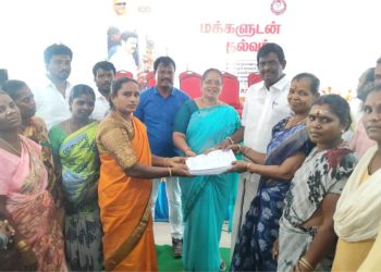 தாசில்தாரிடம் மனு கொடுத்த பழங்குடியினர் மக்கள்