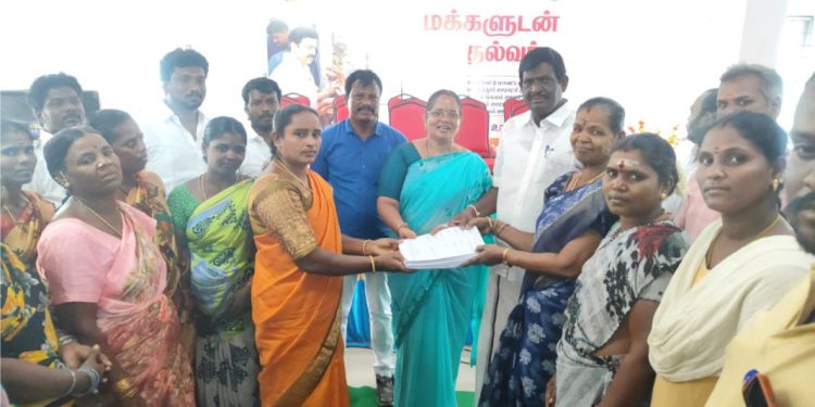 தாசில்தாரிடம் மனு கொடுத்த பழங்குடியினர் மக்கள்