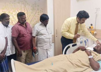 பழவேற்காடு  மீனவர்களை சந்தித்த முன்னாள் எம்எல்ஏ