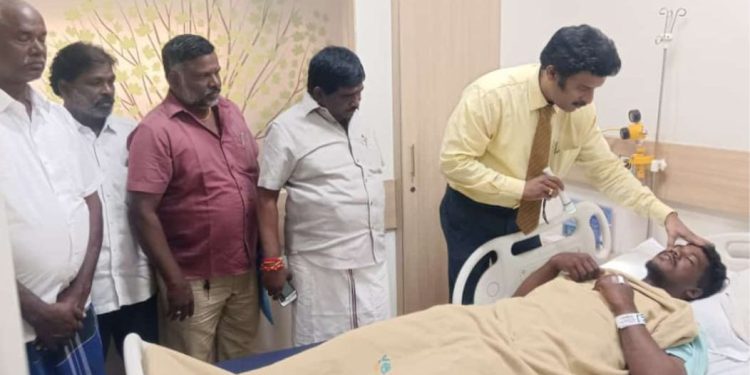 பழவேற்காடு  மீனவர்களை சந்தித்த முன்னாள் எம்எல்ஏ