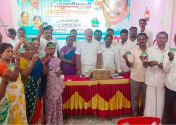 அதிமுக உறுப்பினர் அட்டை வழங்கும் நிகழ்ச்சி