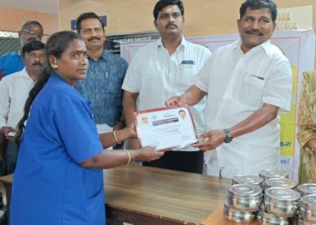 சிறப்பாக பணியாற்றிய தூய்மை பணியாளர்களுக்கு சான்றிதழ்