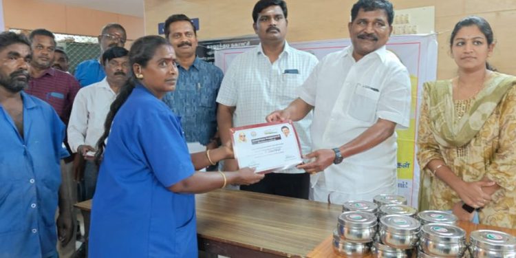 சிறப்பாக பணியாற்றிய தூய்மை பணியாளர்களுக்கு சான்றிதழ்