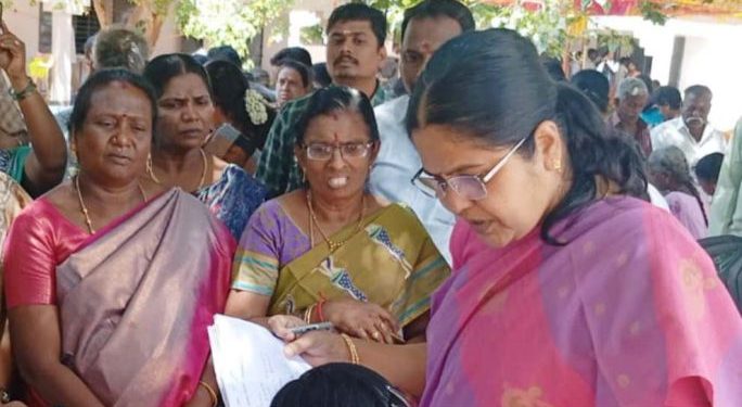 மக்களுடன் முதல்வர் திட்ட முகாமை ஆய்வு செய்த ஆட்சியர் 