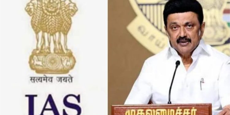 ஐஏஎஸ் அதிகாரிகளுக்கு விருது வழங்கிய முதலமைச்சர்