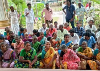 கிராம மக்கள் தர்ணா போராட்டம்