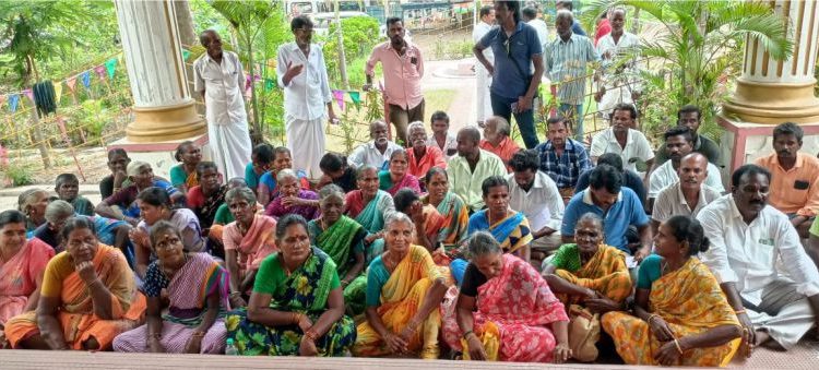 கிராம மக்கள் தர்ணா போராட்டம்