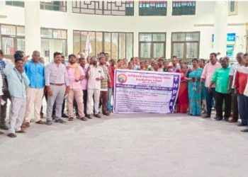 கிராம உதவியாளர்கள் சங்கம் சார்பாக ஆர்ப்பாட்டம்