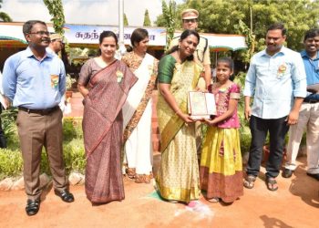 சிறுமியைப்  பாராட்டிய   ஆட்சியர்